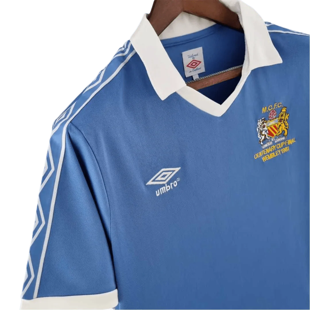 https://cdn.shopify.com/s/files/1/0826/7228/8075/files/19811982-manchester-city-centenary-cup-final-home-retro-kit-classickits433-920814.webp?v=1741198010