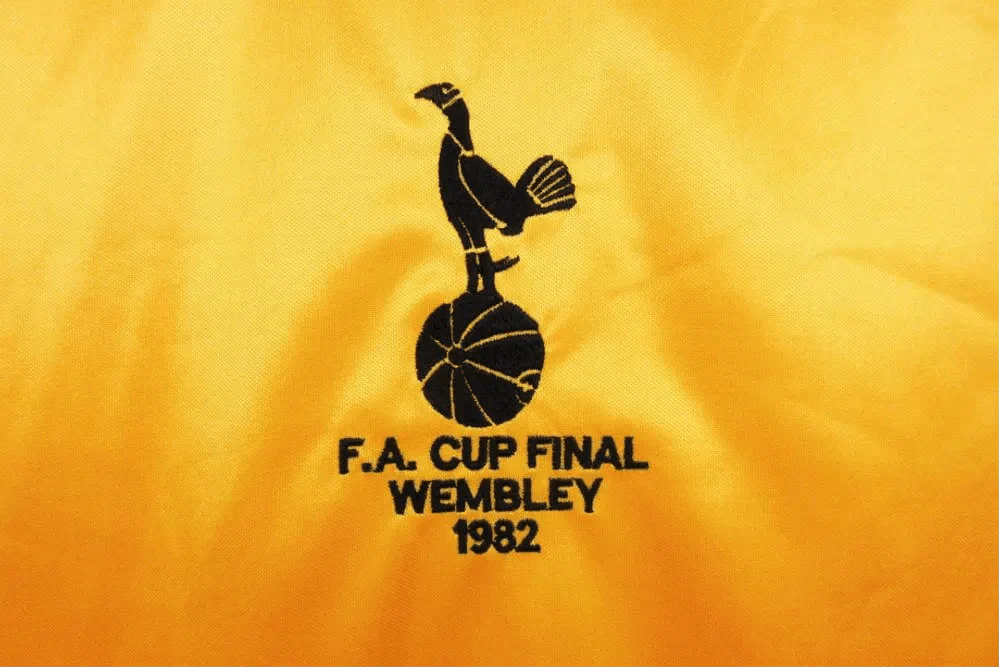 https://cdn.shopify.com/s/files/1/0826/7228/8075/files/19811982-tottenham-hotspur-fa-cup-final-retro-kit-classickits433-214705.webp?v=1741197994
