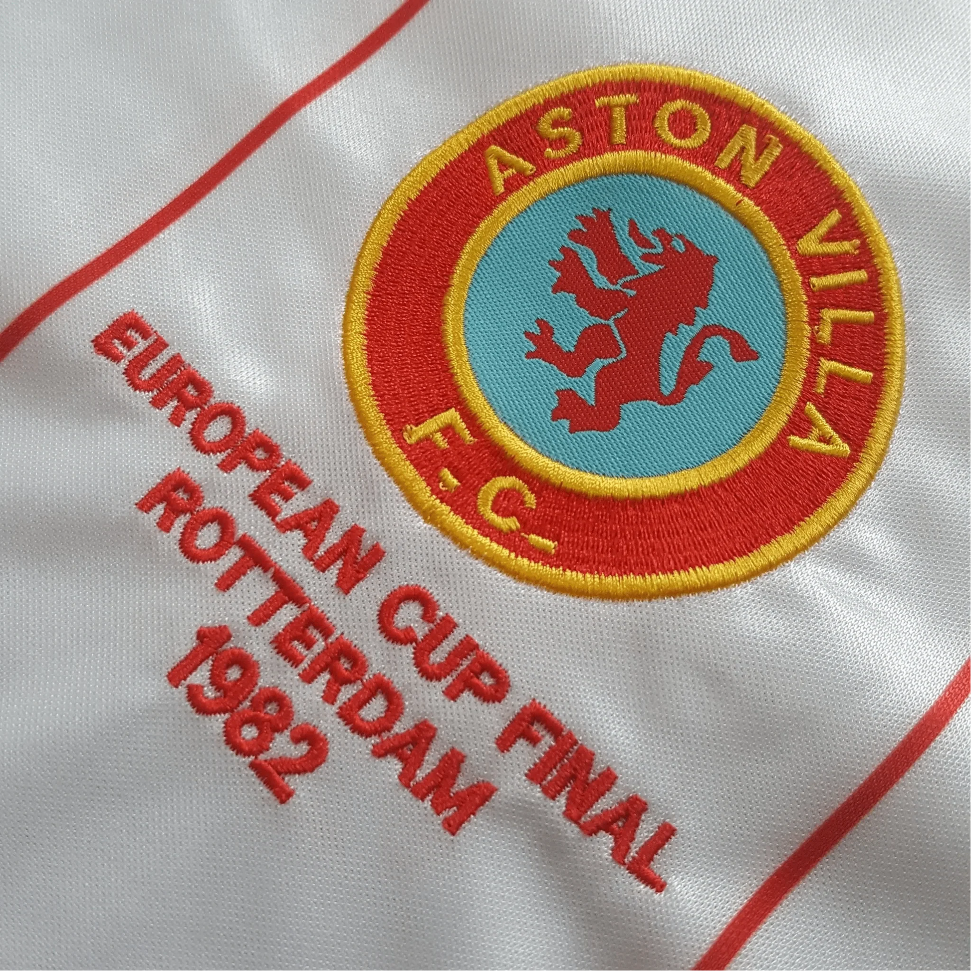 https://cdn.shopify.com/s/files/1/0826/7228/8075/files/19821983-aston-villa-away-retro-kit-classickits433-509092.webp?v=1741198343