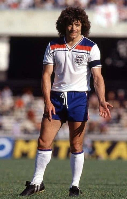 https://cdn.shopify.com/s/files/1/0826/7228/8075/files/19821983-england-home-retro-kit-classickits433-358229.webp?v=1741198463