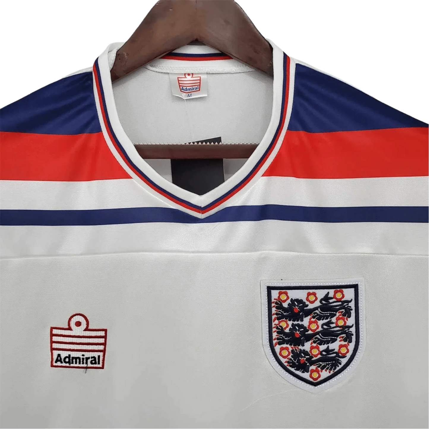 https://cdn.shopify.com/s/files/1/0826/7228/8075/files/19821983-england-home-retro-kit-classickits433-407128.webp?v=1741198465
