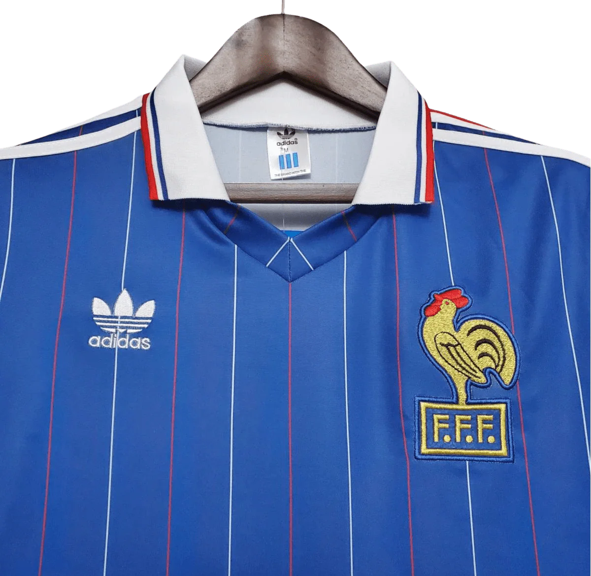 https://cdn.shopify.com/s/files/1/0826/7228/8075/files/19821983-france-home-retro-jersey-181018.webp?v=1741198522