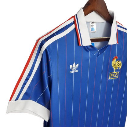 https://cdn.shopify.com/s/files/1/0826/7228/8075/files/19821983-france-home-retro-jersey-874957.webp?v=1741198521