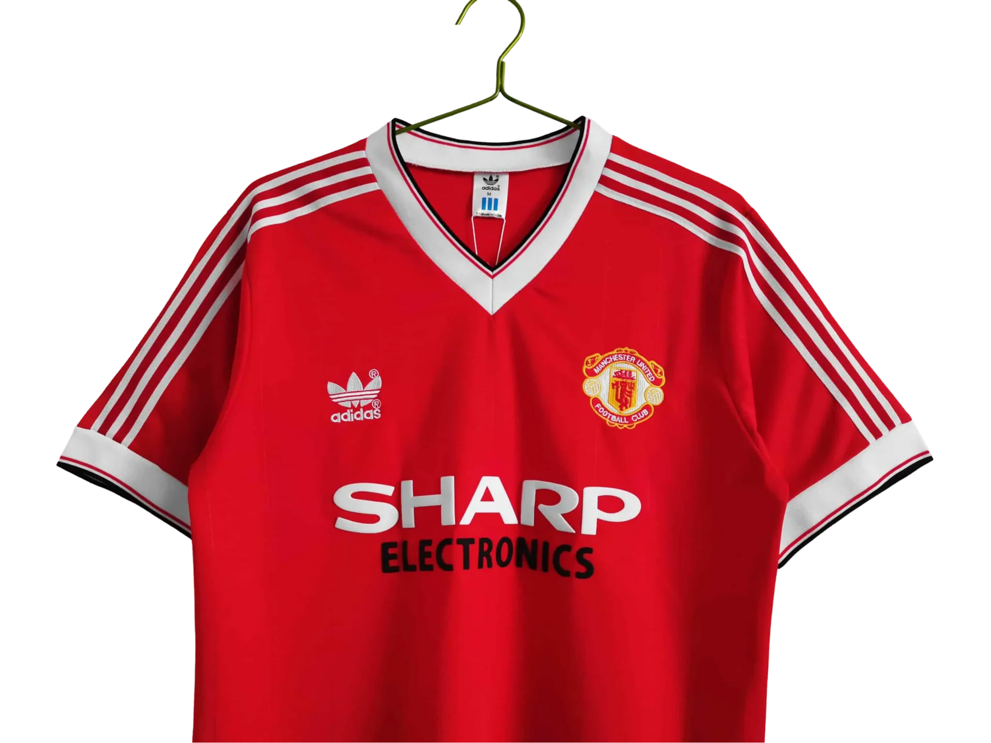 https://cdn.shopify.com/s/files/1/0826/7228/8075/files/1983-manchester-united-sharp-electronics-home-retro-kit-short-sleeves-classickits433-378751.webp?v=1741197622