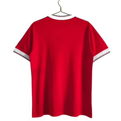 https://cdn.shopify.com/s/files/1/0826/7228/8075/files/1983-manchester-united-sharp-electronics-home-retro-kit-short-sleeves-classickits433-472952.webp?v=1741197621