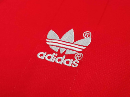 https://cdn.shopify.com/s/files/1/0826/7228/8075/files/1983-manchester-united-sharp-electronics-home-retro-kit-short-sleeves-classickits433-573665.webp?v=1741197622
