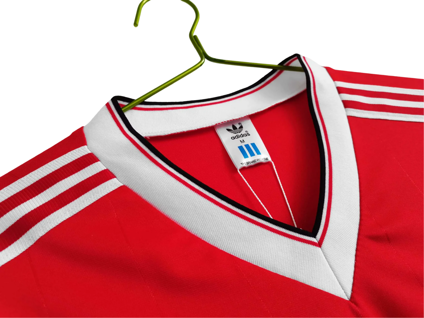 https://cdn.shopify.com/s/files/1/0826/7228/8075/files/1983-manchester-united-sharp-electronics-home-retro-kit-short-sleeves-classickits433-660798.webp?v=1741197621