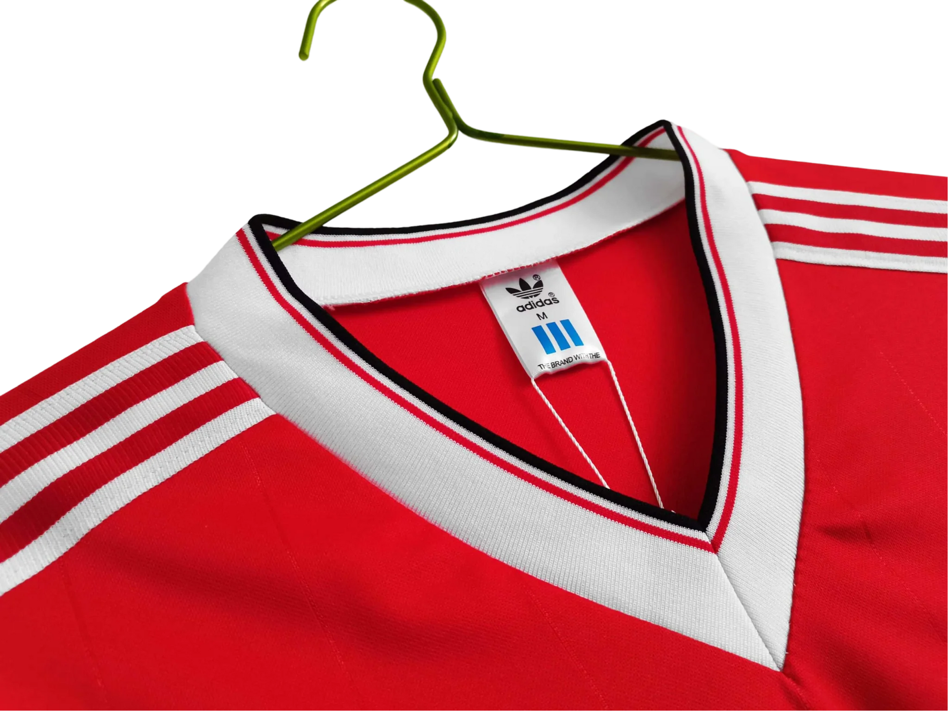 https://cdn.shopify.com/s/files/1/0826/7228/8075/files/1983-manchester-united-sharp-electronics-home-retro-kit-short-sleeves-classickits433-660798.webp?v=1741197621
