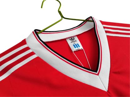 https://cdn.shopify.com/s/files/1/0826/7228/8075/files/1983-manchester-united-sharp-electronics-home-retro-kit-short-sleeves-classickits433-660798.webp?v=1741197621