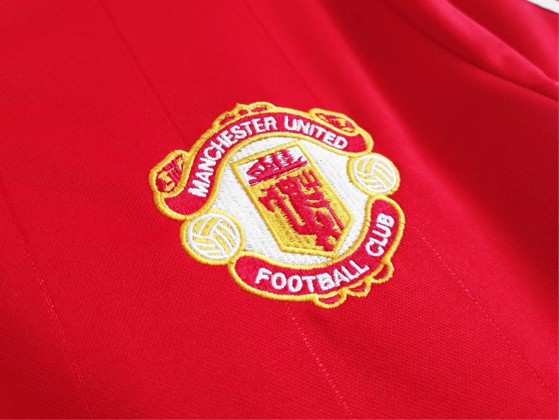 https://cdn.shopify.com/s/files/1/0826/7228/8075/files/1983-manchester-united-sharp-electronics-home-retro-kit-short-sleeves-classickits433-749355.webp?v=1741197622