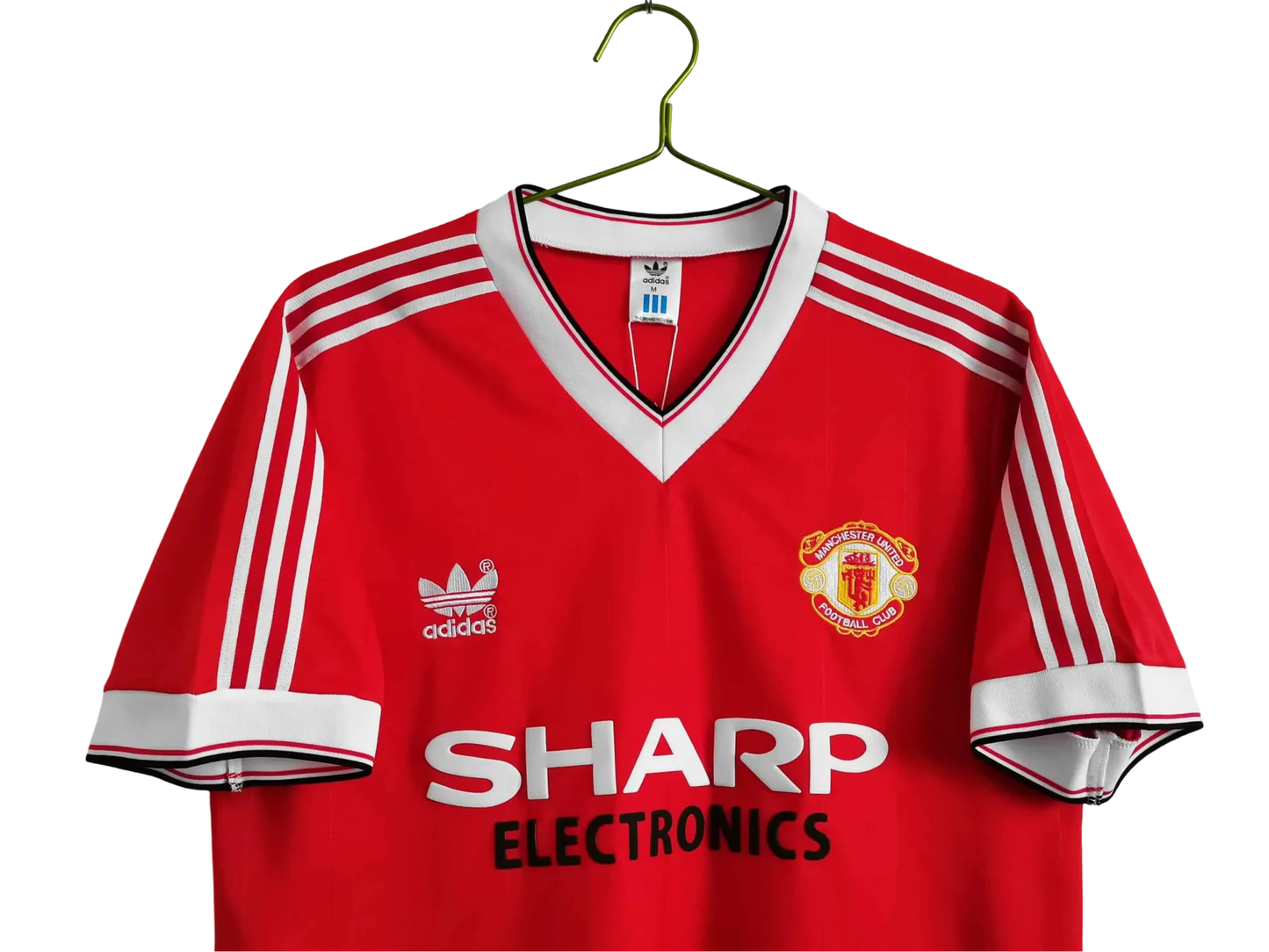 https://cdn.shopify.com/s/files/1/0826/7228/8075/files/1983-manchester-united-sharp-electronics-home-retro-kit-short-sleeves-classickits433-952908.webp?v=1741197620