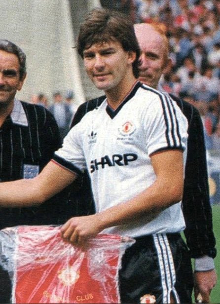https://cdn.shopify.com/s/files/1/0826/7228/8075/files/19831984-manchester-united-sharp-fa-charity-shield-away-retro-kit-classickits433-958199.webp?v=1741199139