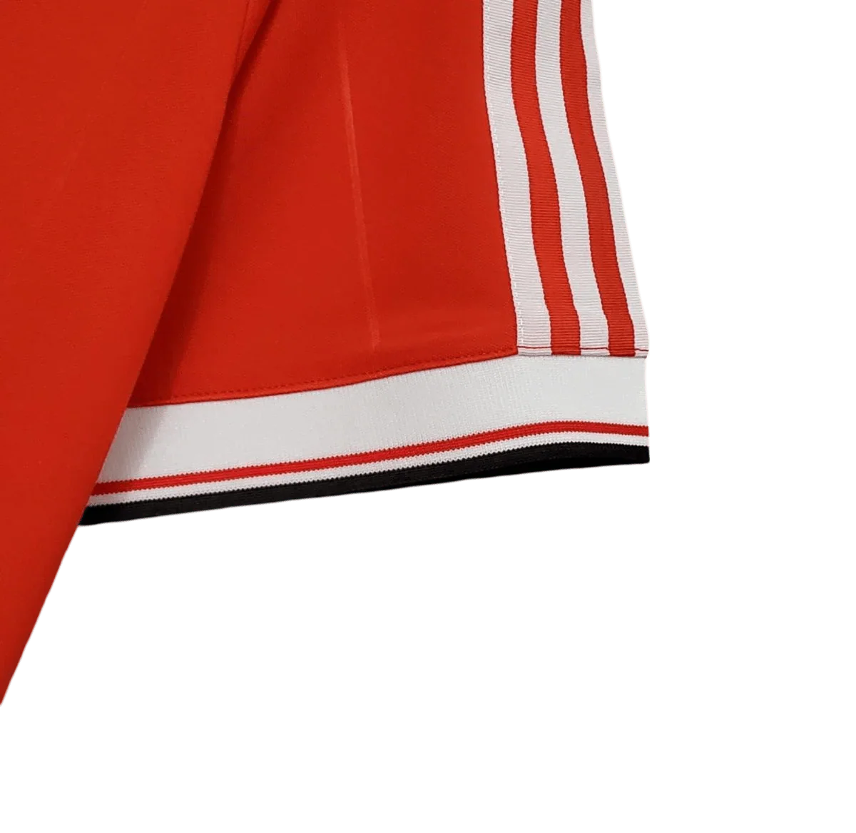 https://cdn.shopify.com/s/files/1/0826/7228/8075/files/19831984-manchester-united-sharp-home-retro-kit-classickits433-183869.webp?v=1741199132