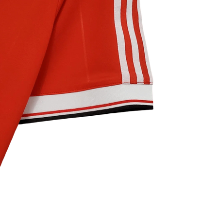 https://cdn.shopify.com/s/files/1/0826/7228/8075/files/19831984-manchester-united-sharp-home-retro-kit-classickits433-183869.webp?v=1741199132