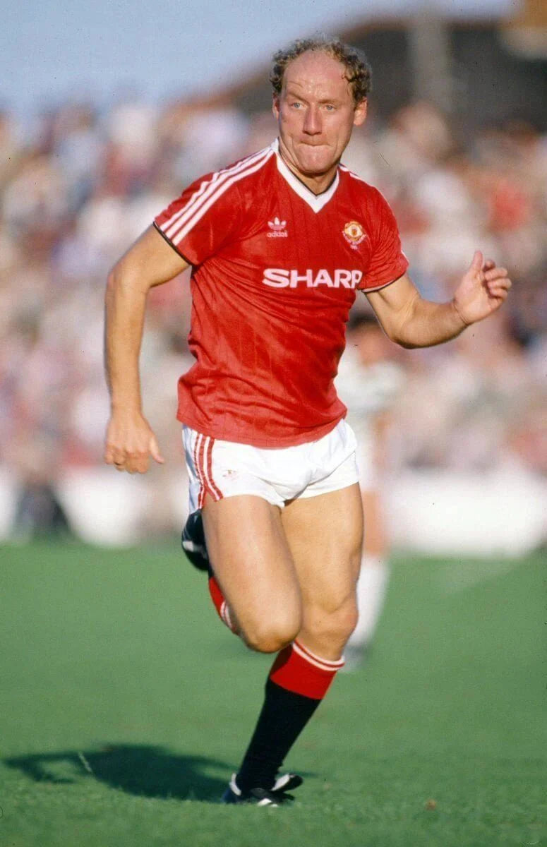https://cdn.shopify.com/s/files/1/0826/7228/8075/files/19831984-manchester-united-sharp-home-retro-kit-classickits433-189256.webp?v=1741199133