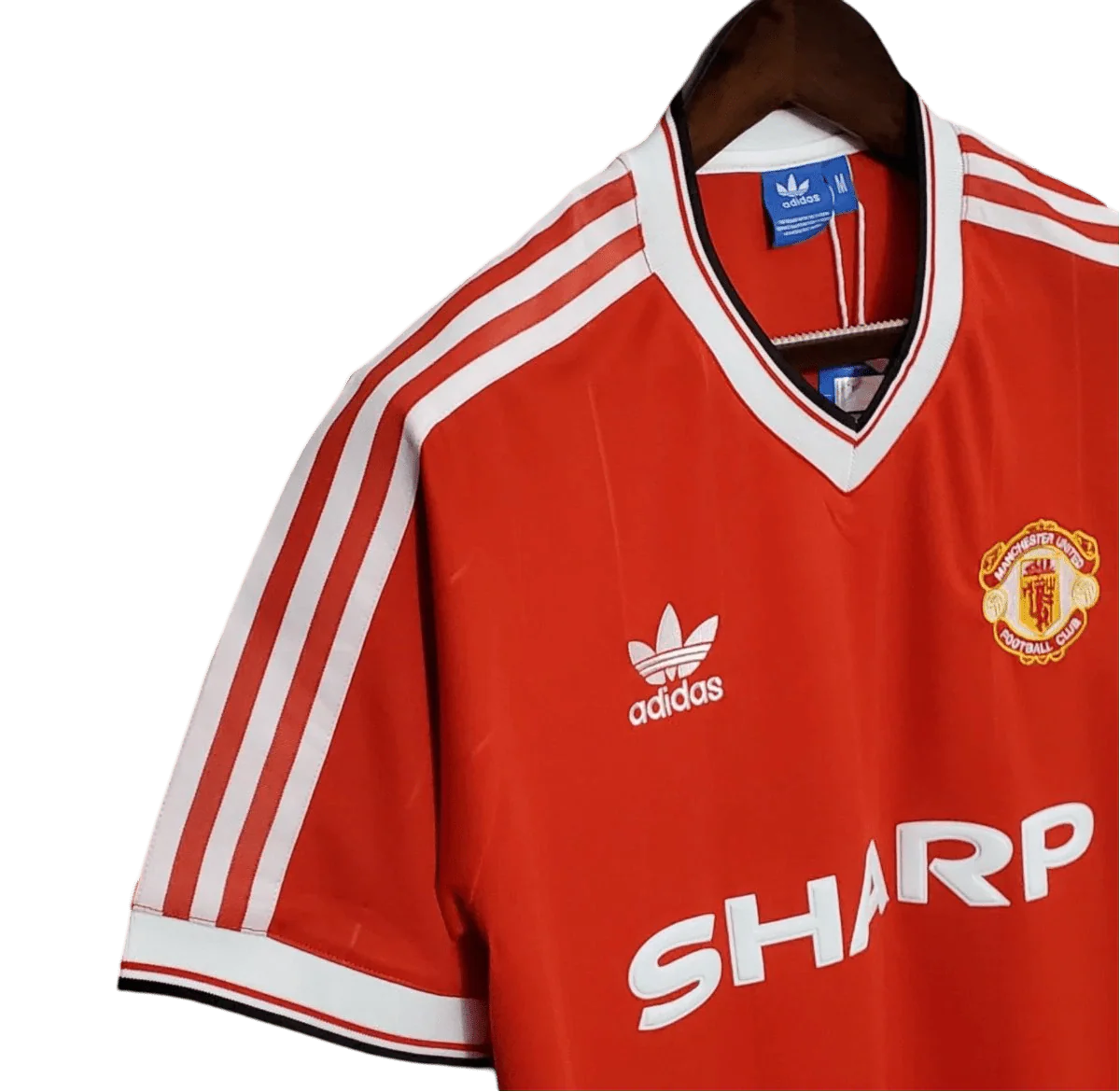 https://cdn.shopify.com/s/files/1/0826/7228/8075/files/19831984-manchester-united-sharp-home-retro-kit-classickits433-232886.webp?v=1741199133