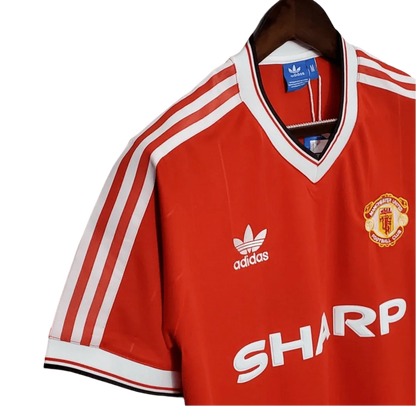 https://cdn.shopify.com/s/files/1/0826/7228/8075/files/19831984-manchester-united-sharp-home-retro-kit-classickits433-232886.webp?v=1741199133