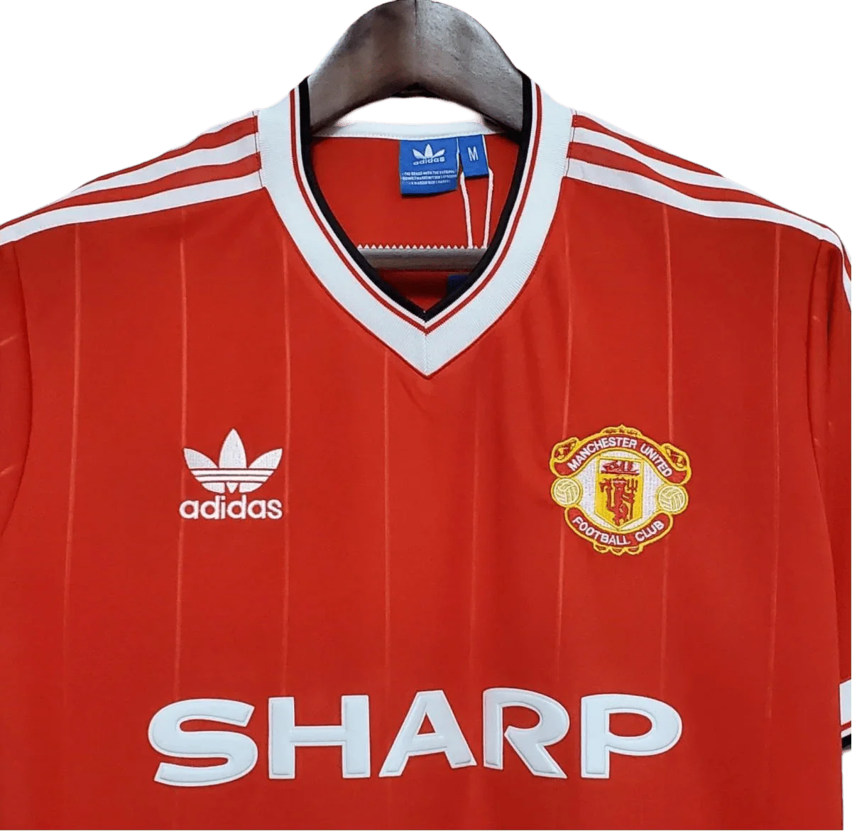 https://cdn.shopify.com/s/files/1/0826/7228/8075/files/19831984-manchester-united-sharp-home-retro-kit-classickits433-396197.webp?v=1741199132