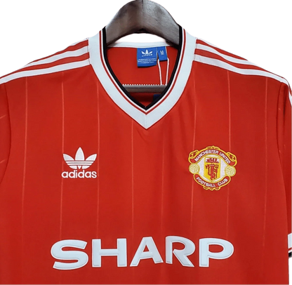 https://cdn.shopify.com/s/files/1/0826/7228/8075/files/19831984-manchester-united-sharp-home-retro-kit-classickits433-396197.webp?v=1741199132