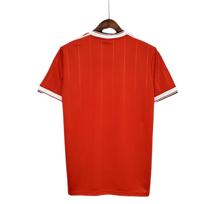 https://cdn.shopify.com/s/files/1/0826/7228/8075/files/19831984-manchester-united-sharp-home-retro-kit-classickits433-609421.webp?v=1741199133