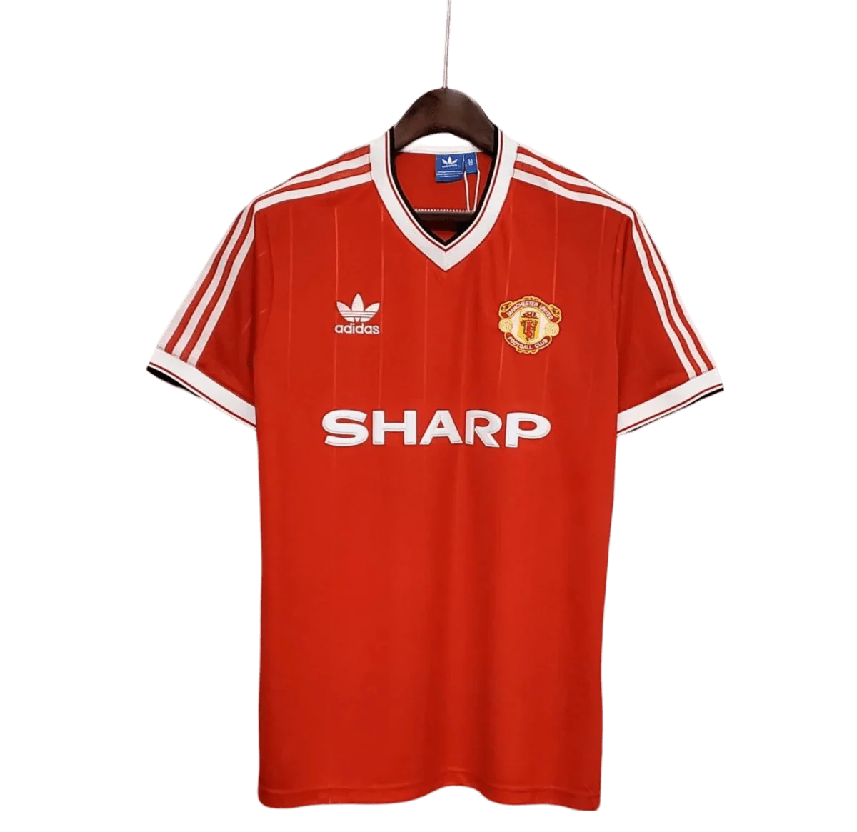 https://cdn.shopify.com/s/files/1/0826/7228/8075/files/19831984-manchester-united-sharp-home-retro-kit-classickits433-745731.webp?v=1741199131