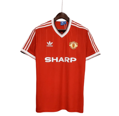 https://cdn.shopify.com/s/files/1/0826/7228/8075/files/19831984-manchester-united-sharp-home-retro-kit-classickits433-745731.webp?v=1741199131