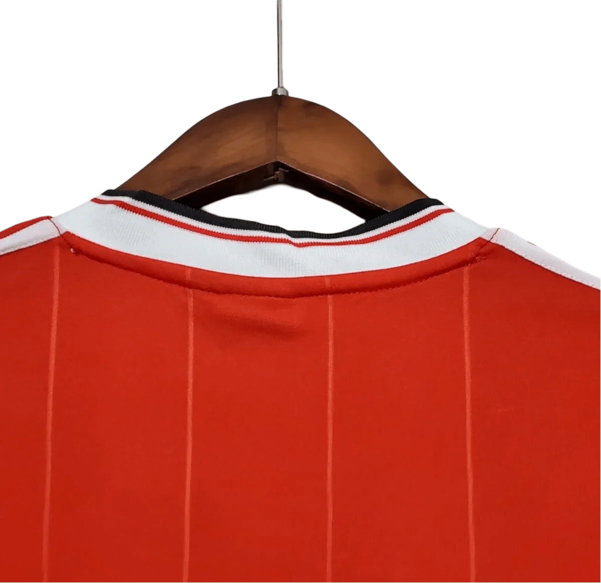 https://cdn.shopify.com/s/files/1/0826/7228/8075/files/19831984-manchester-united-sharp-home-retro-kit-classickits433-790476.webp?v=1741199133