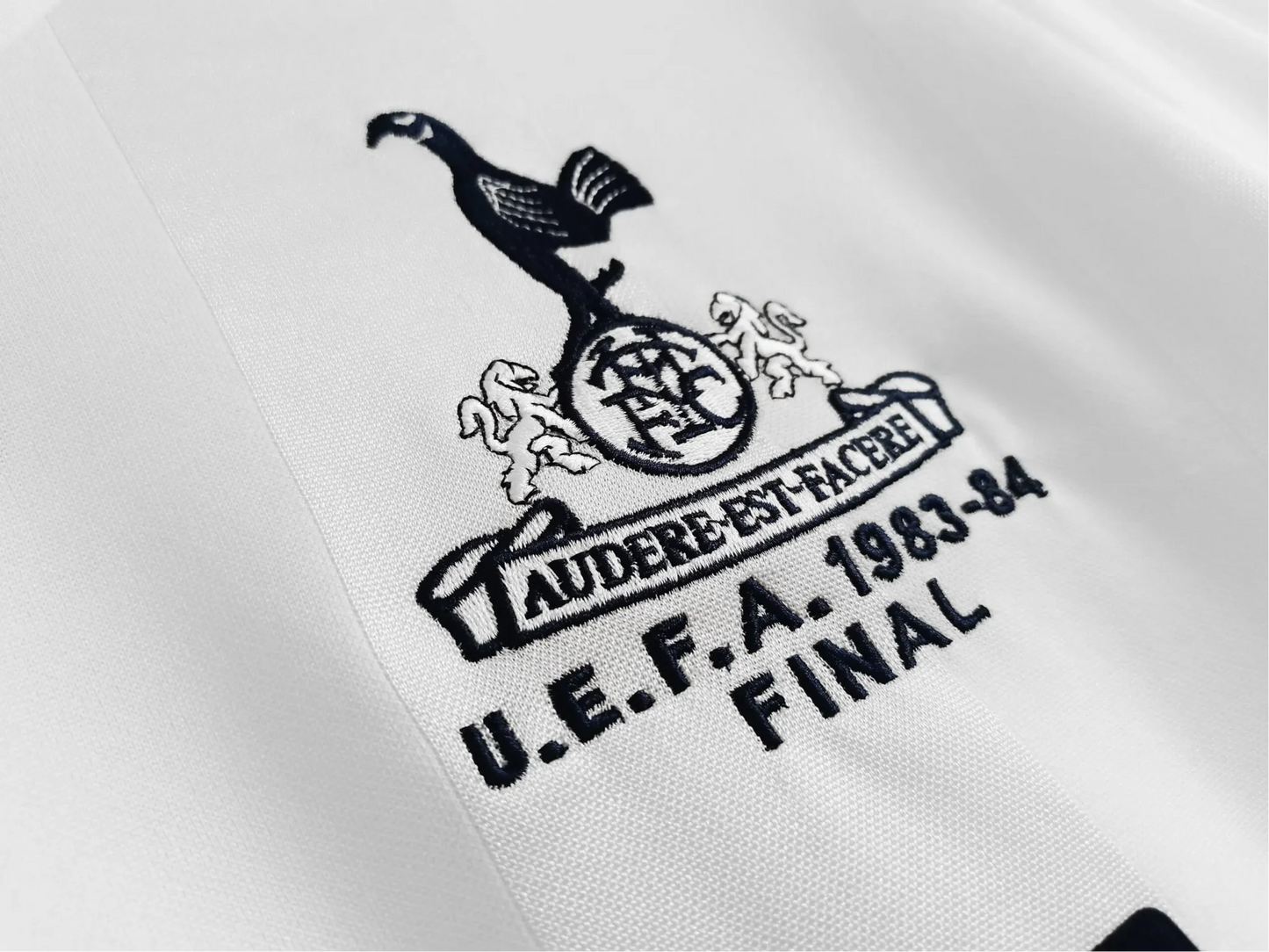 https://cdn.shopify.com/s/files/1/0826/7228/8075/files/19831984-tottenham-hotspur-holsten-home-retro-kit-classickits433-158097.webp?v=1741198015