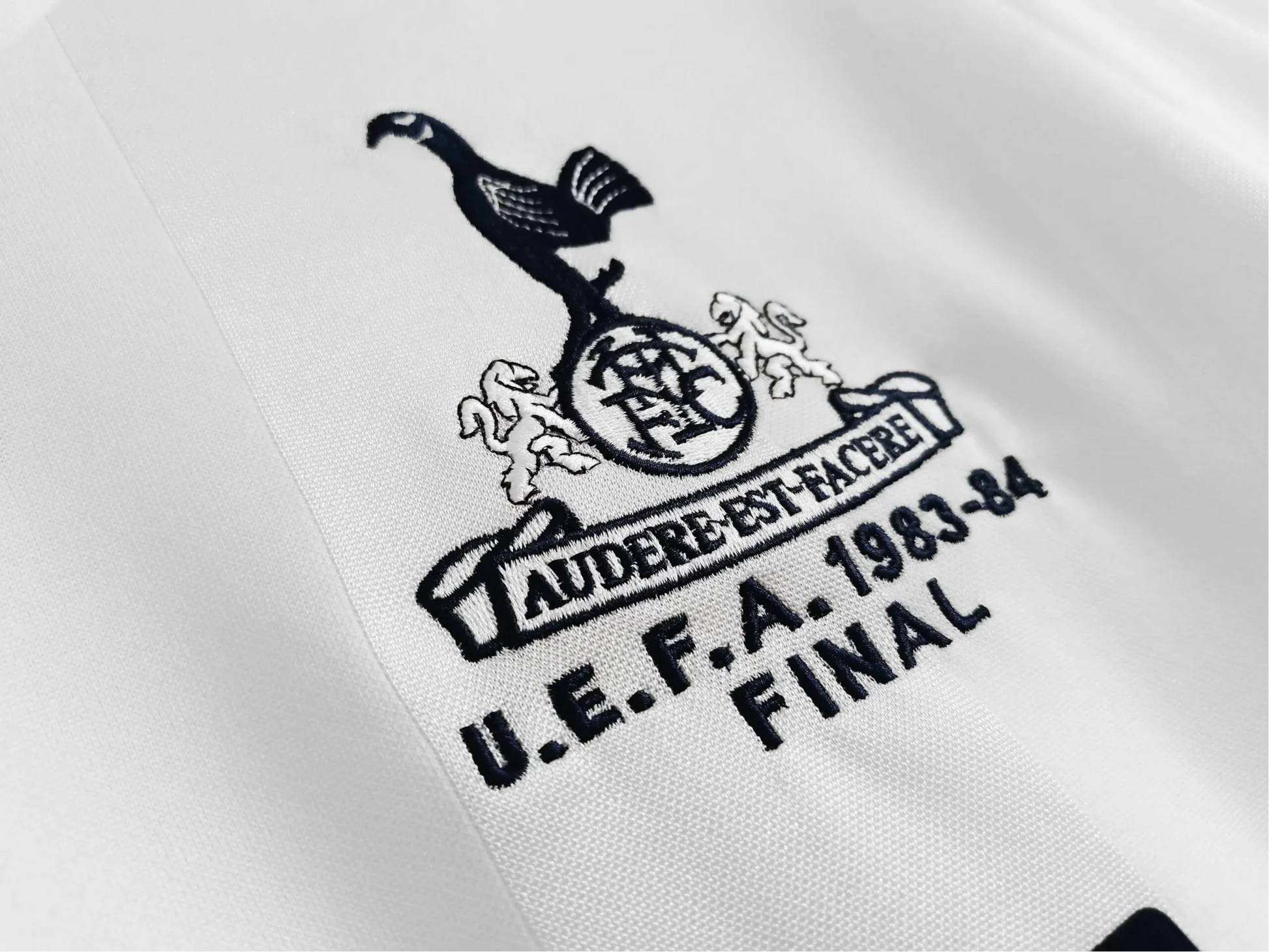 https://cdn.shopify.com/s/files/1/0826/7228/8075/files/19831984-tottenham-hotspur-holsten-home-retro-kit-classickits433-158097.webp?v=1741198015