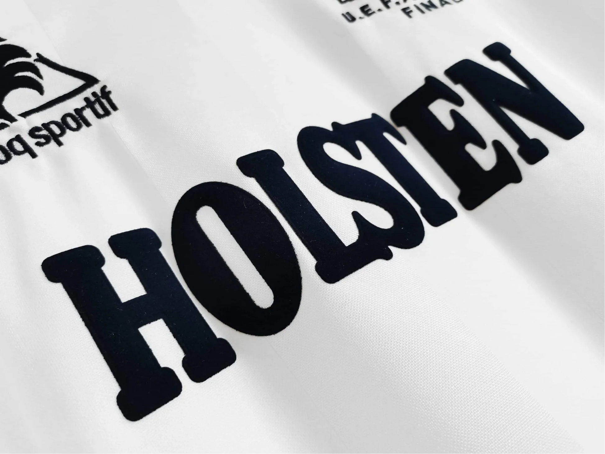 https://cdn.shopify.com/s/files/1/0826/7228/8075/files/19831984-tottenham-hotspur-holsten-home-retro-kit-classickits433-329635.webp?v=1741198010