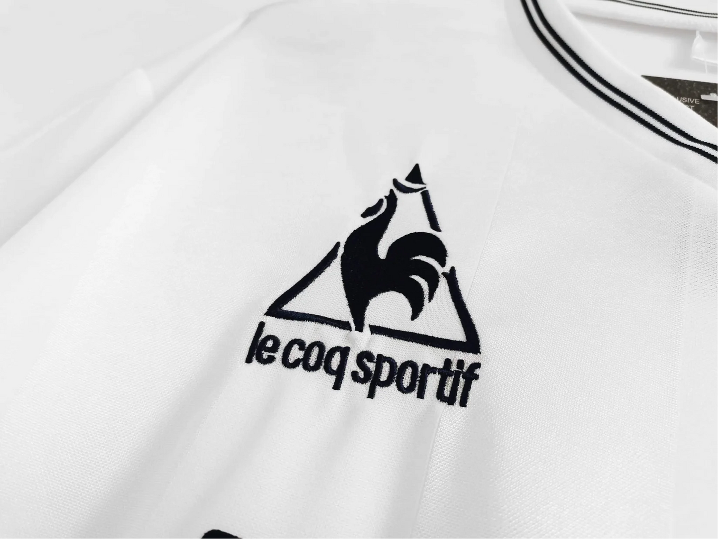https://cdn.shopify.com/s/files/1/0826/7228/8075/files/19831984-tottenham-hotspur-holsten-home-retro-kit-classickits433-557600.webp?v=1741198012
