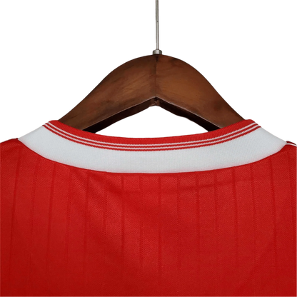 https://cdn.shopify.com/s/files/1/0826/7228/8075/files/19831986-arsenal-home-retro-kit-classickits433-733477.webp?v=1741199261