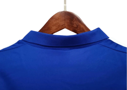 https://cdn.shopify.com/s/files/1/0826/7228/8075/files/19841985-france-home-retro-jersey-658548.webp?v=1741198514