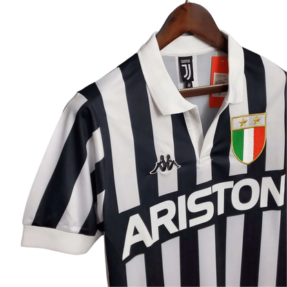 https://cdn.shopify.com/s/files/1/0826/7228/8075/files/19841985-juventus-ariston-home-retro-kit-classickits433-148459.webp?v=1741198818