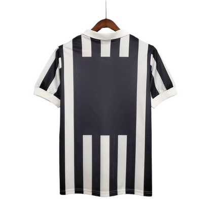 https://cdn.shopify.com/s/files/1/0826/7228/8075/files/19841985-juventus-ariston-home-retro-kit-classickits433-154782.webp?v=1741198815