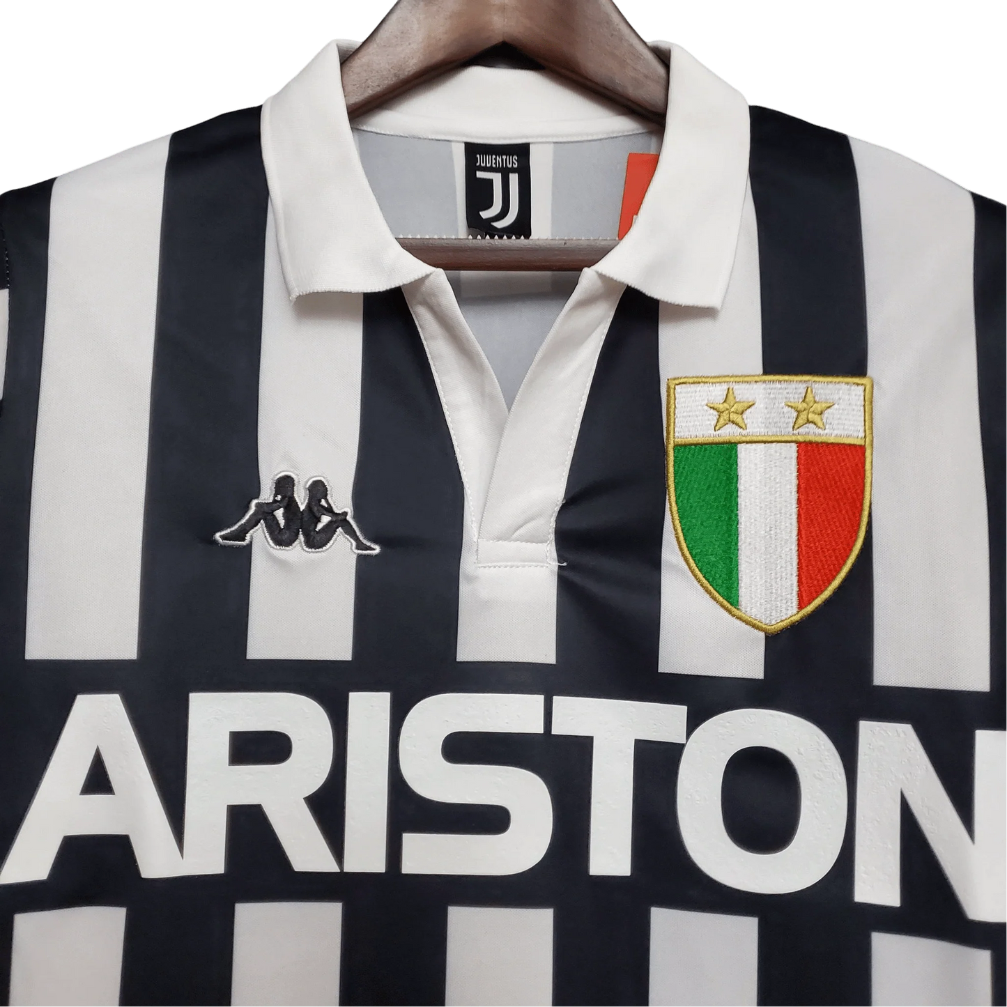 https://cdn.shopify.com/s/files/1/0826/7228/8075/files/19841985-juventus-ariston-home-retro-kit-classickits433-734573.webp?v=1741198816