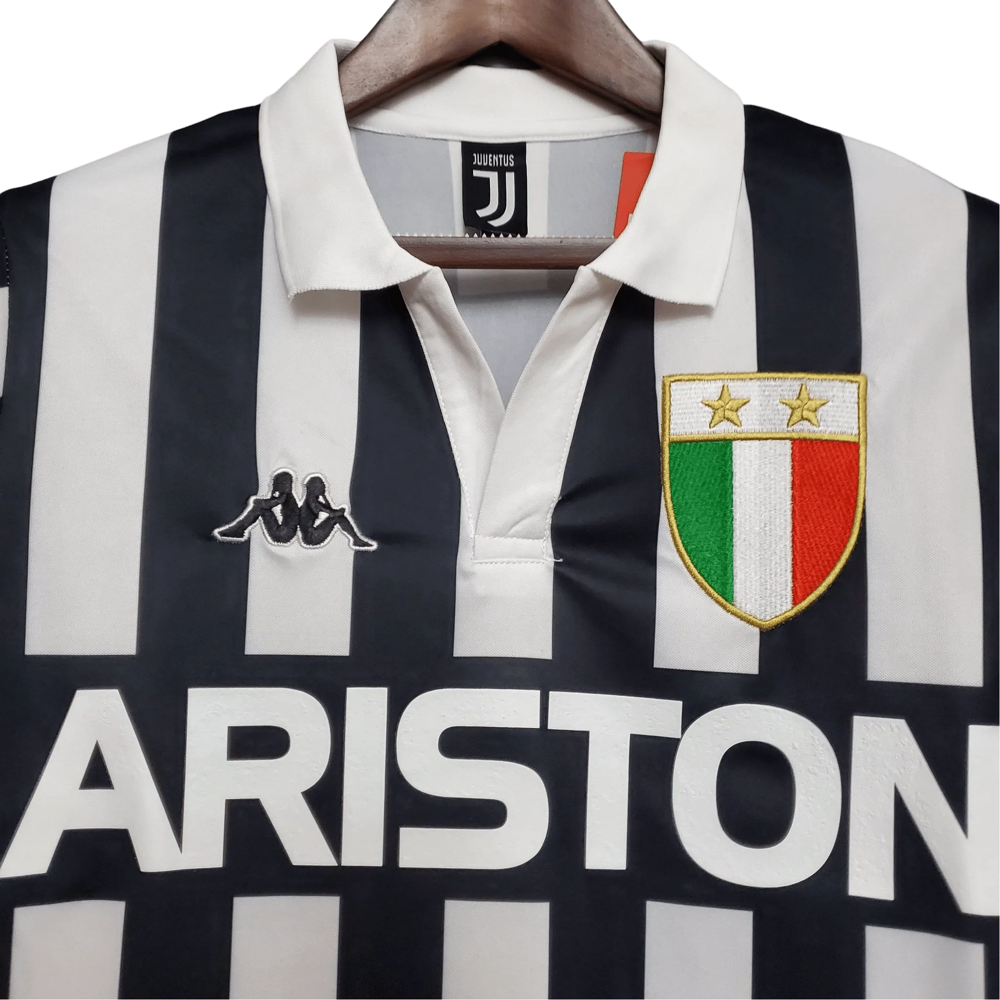 https://cdn.shopify.com/s/files/1/0826/7228/8075/files/19841985-juventus-ariston-home-retro-kit-classickits433-734573.webp?v=1741198816