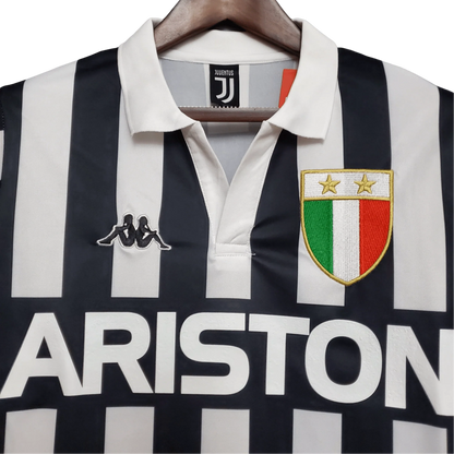 https://cdn.shopify.com/s/files/1/0826/7228/8075/files/19841985-juventus-ariston-home-retro-kit-classickits433-734573.webp?v=1741198816