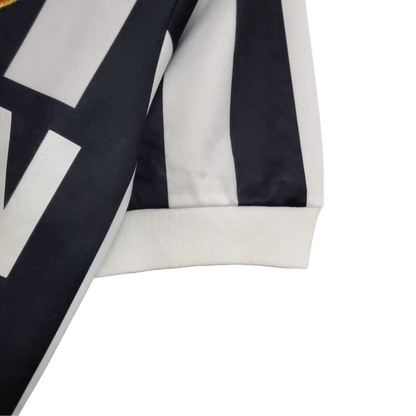 https://cdn.shopify.com/s/files/1/0826/7228/8075/files/19841985-juventus-ariston-home-retro-kit-classickits433-901845.webp?v=1741198814