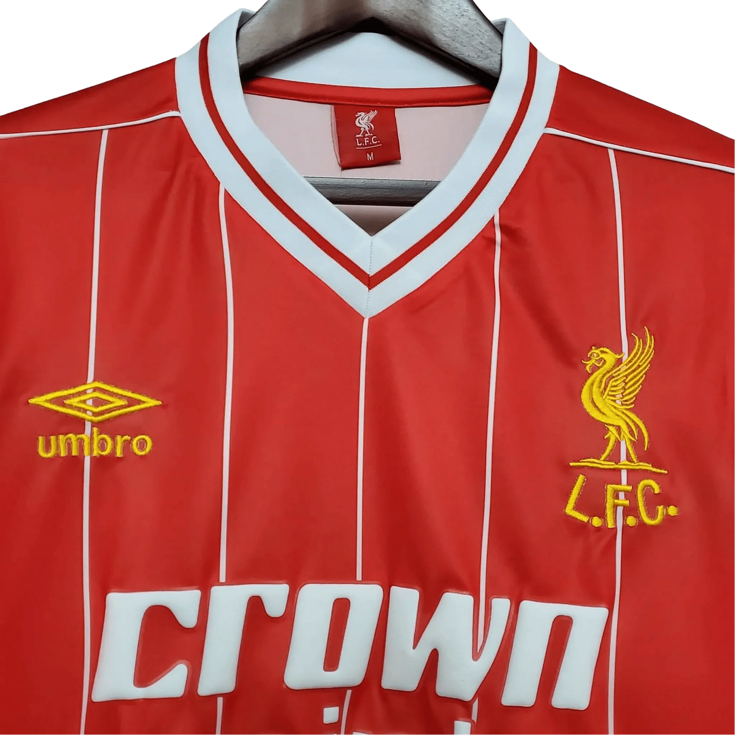 https://cdn.shopify.com/s/files/1/0826/7228/8075/files/19841985-liverpooi-crown-paints-home-retro-kit-classickits433-484848.webp?v=1741197857