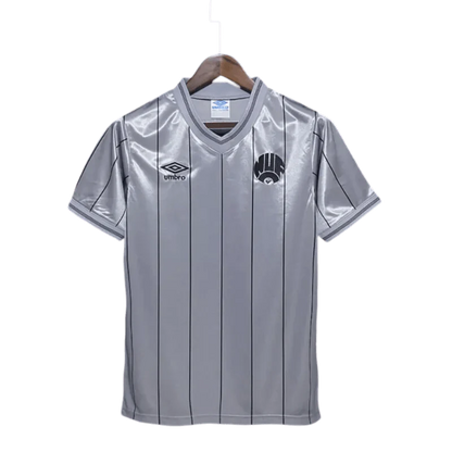 https://cdn.shopify.com/s/files/1/0826/7228/8075/files/19841985-newcastle-utd-grey-away-retro-kit-classickits433-100725.webp?v=1741197738