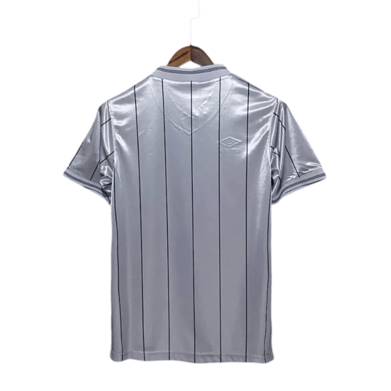 https://cdn.shopify.com/s/files/1/0826/7228/8075/files/19841985-newcastle-utd-grey-away-retro-kit-classickits433-128910.webp?v=1741197739