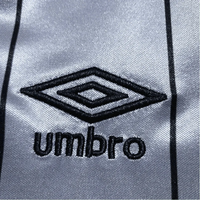 https://cdn.shopify.com/s/files/1/0826/7228/8075/files/19841985-newcastle-utd-grey-away-retro-kit-classickits433-175799.webp?v=1741197742