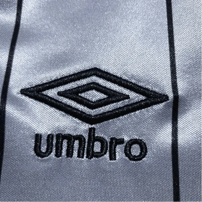 https://cdn.shopify.com/s/files/1/0826/7228/8075/files/19841985-newcastle-utd-grey-away-retro-kit-classickits433-175799.webp?v=1741197742