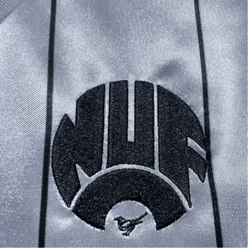 https://cdn.shopify.com/s/files/1/0826/7228/8075/files/19841985-newcastle-utd-grey-away-retro-kit-classickits433-900459.webp?v=1741197740