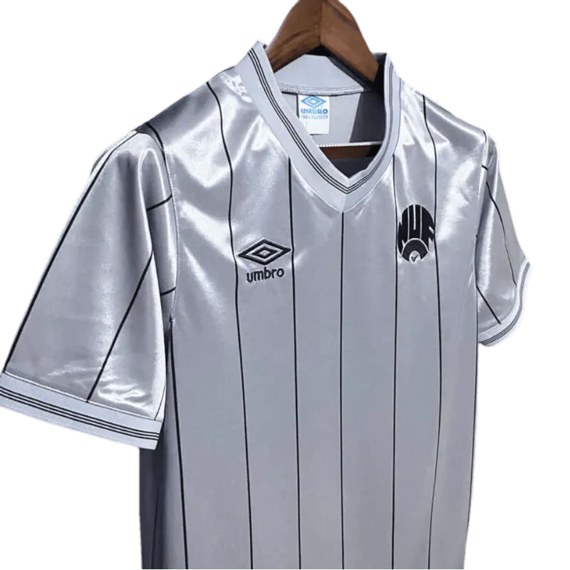 https://cdn.shopify.com/s/files/1/0826/7228/8075/files/19841985-newcastle-utd-grey-away-retro-kit-classickits433-904677.webp?v=1741197739