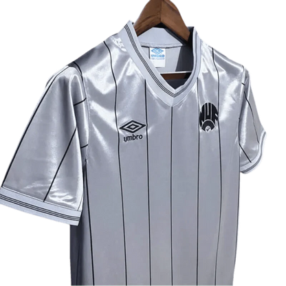 https://cdn.shopify.com/s/files/1/0826/7228/8075/files/19841985-newcastle-utd-grey-away-retro-kit-classickits433-904677.webp?v=1741197739