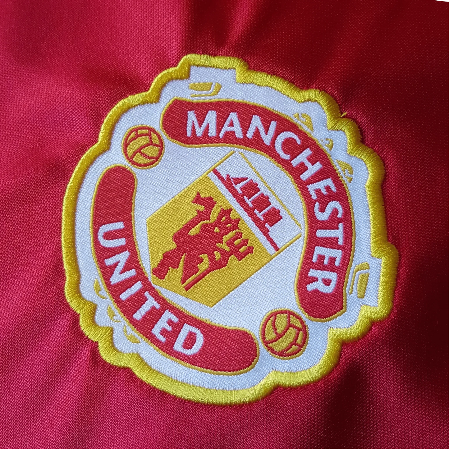https://cdn.shopify.com/s/files/1/0826/7228/8075/files/19841986-manchester-united-sharp-home-retro-kit-classickits433-397145.webp?v=1741197616