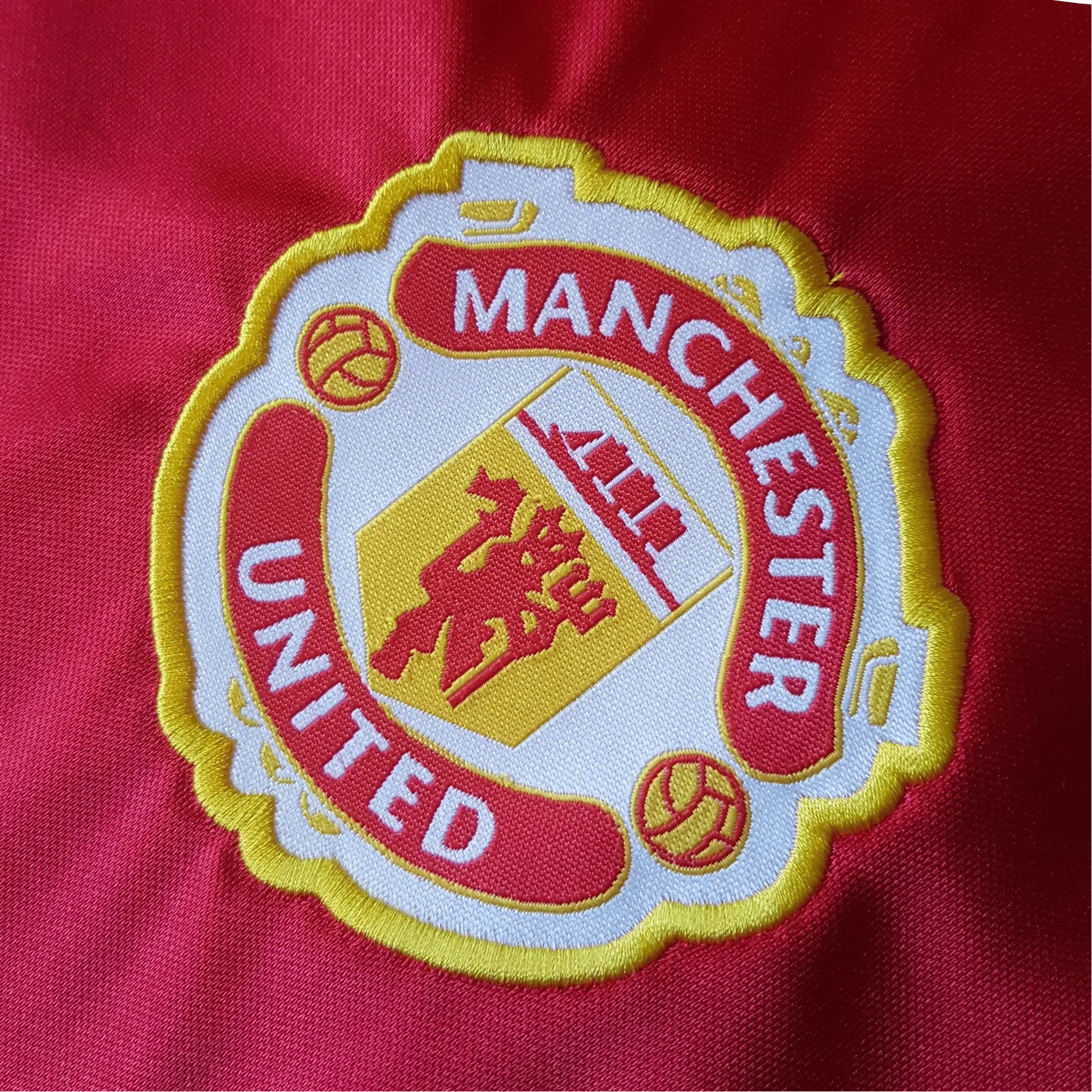 https://cdn.shopify.com/s/files/1/0826/7228/8075/files/19841986-manchester-united-sharp-home-retro-kit-classickits433-397145.webp?v=1741197616