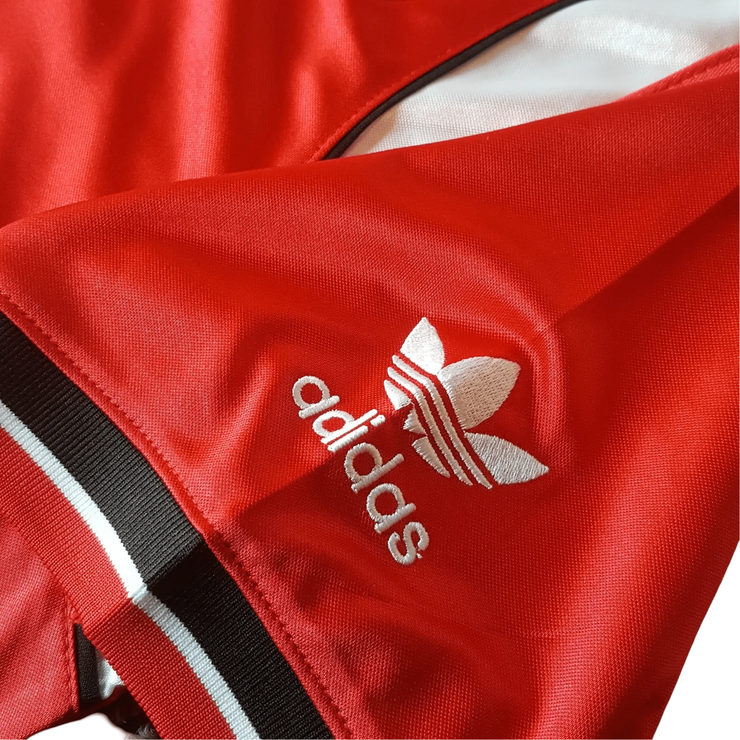 https://cdn.shopify.com/s/files/1/0826/7228/8075/files/19841986-manchester-united-sharp-home-retro-kit-classickits433-461301.webp?v=1741197616
